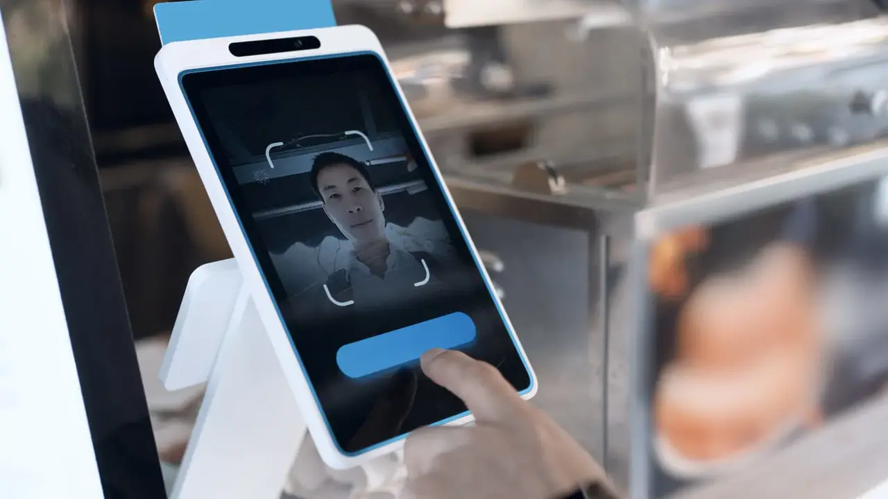 بصمة اليد تكفي.. الإمارات تطلق تقنية دفع ذكية عالمية دون ملامسة الأجهزة